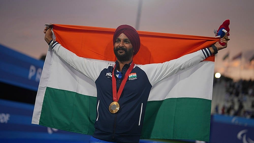 | Photo: AP/Thibault Camus : Indian para archer Harvinder Singh celebrates after winning the men's individual gold medal at the Paris Paralympic Games 2024
